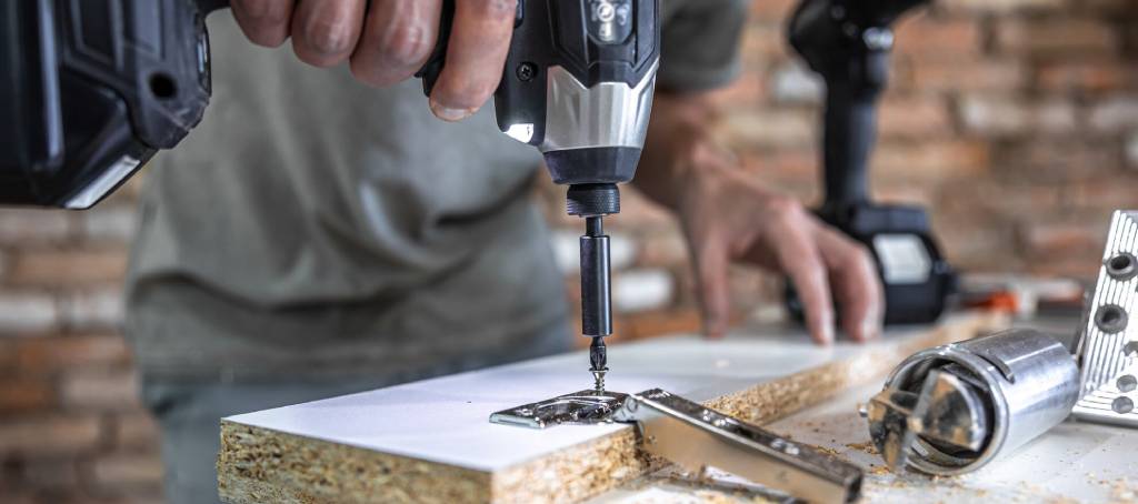 Akülü el aletleri, son yıllarda hem profesyonel hem de hobi amaçlı kullanıcılar için vazgeçilmez hale geldi. Kabloların kısıtlayıcı dünyasından kurtularak, sundukları hareket özgürlüğü ve esneklik sayesinde çalışma verimliliğini artırırlar.