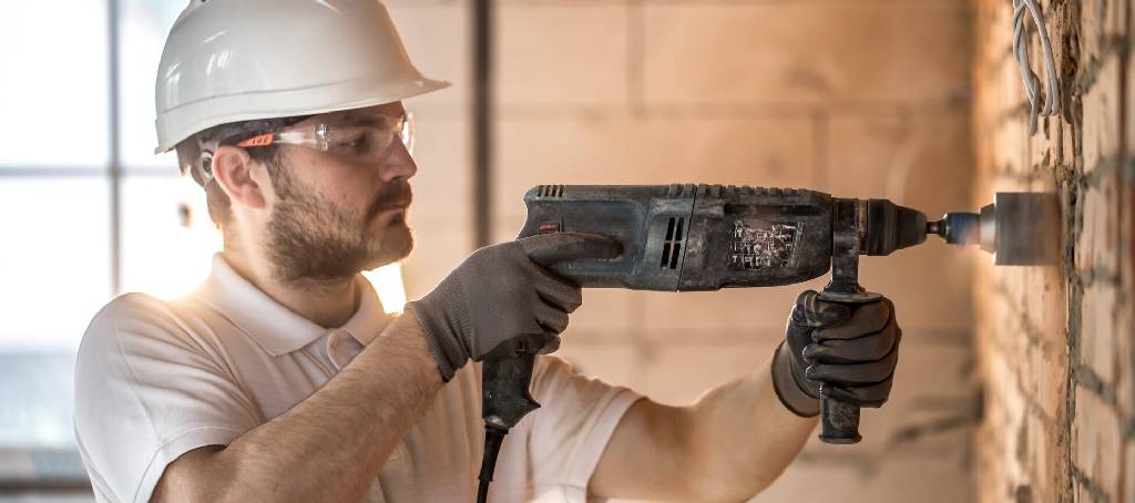 İnşaat, tadilat veya yıkım işlerinde sert yüzeylerle başa çıkmak için bir matkaptan daha fazlasına ihtiyaç duyulur. İşte tam bu noktada, Kırıcı Delici Hiltiler devreye girer.